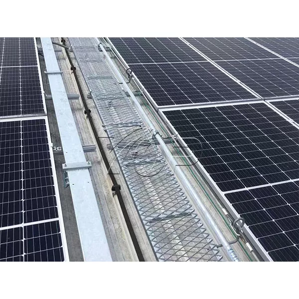 Pasarelă solară pe acoperiș